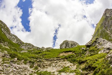 Romanya 'daki Güney Karpatlar' ın bir parçası olan Bucegi Dağları 'ndan manzara