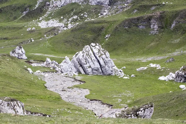 Paisagem das Montanhas Bucegi, parte dos Cárpatos do Sul na Roménia — Fotografia de Stock