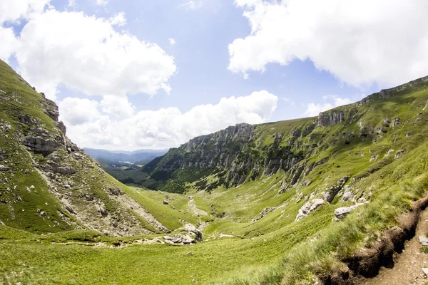 Landschaft aus dem Bucegi-Gebirge, einem Teil der Südkarpaten in Rumänien — Stockfoto