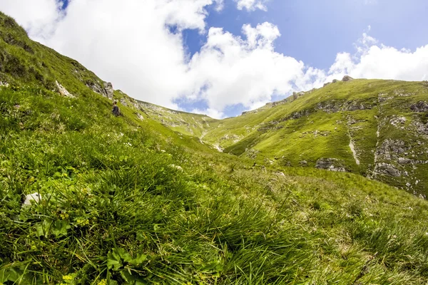 Paisagem das Montanhas Bucegi, parte dos Cárpatos do Sul na Roménia — Fotografia de Stock