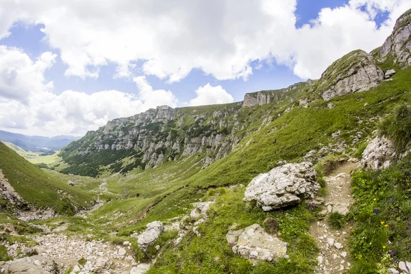 Landschaft aus dem Bucegi-Gebirge, einem Teil der Südkarpaten in Rumänien — Stockfoto