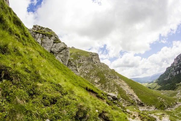 Paysage des monts Bucegi, partie des Carpates du Sud en Roumanie — Photo