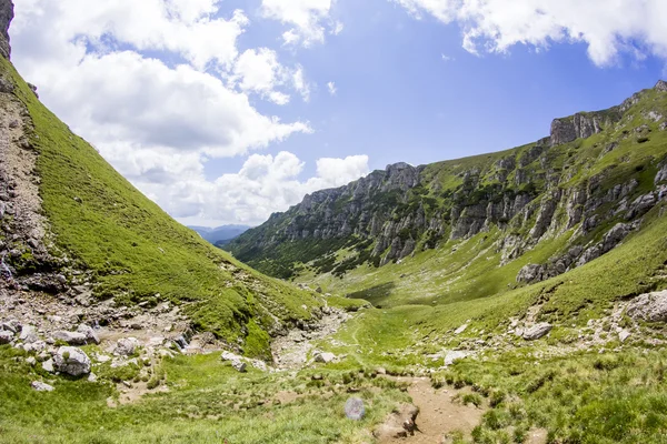 Paesaggio dai monti Bucegi, parte dei Carpazi meridionali in Romania — Foto Stock