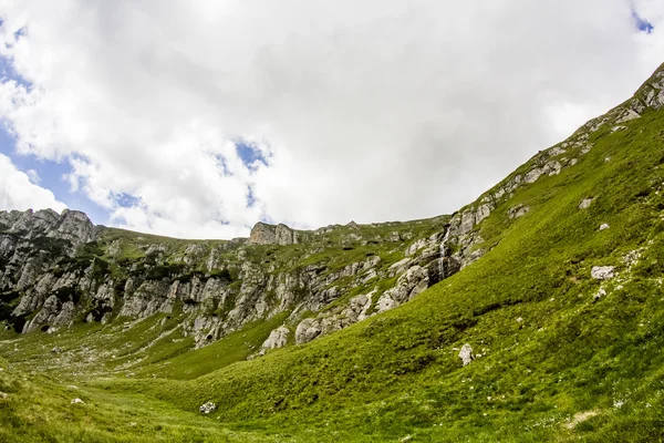 Paisaje de las montañas Bucegi, parte de los Cárpatos del Sur en Rumania —  Fotos de Stock