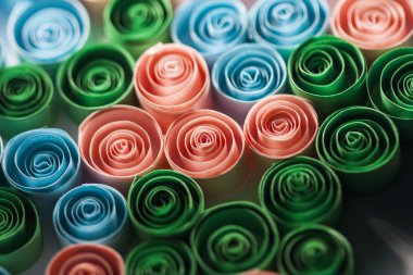 Kağıt arka plan üzerinde renkli kağıt spiraller makro, soyut, arka plan resmi