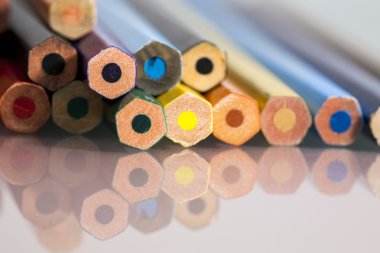 Ayrıntılar ve yenilgileri beyaz arka plan üzerinde anlamsız renkli kalemler grubu