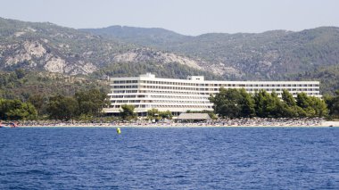 Deniz ve tatil köyleri ile Yunan manzara