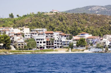 Deniz ve tatil köyleri ile Yunan manzara