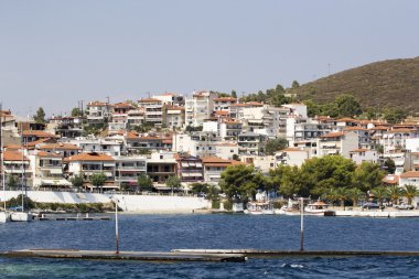 Deniz ve tatil köyleri ile Yunan manzara