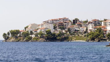 Deniz ve tatil köyleri ile Yunan manzara