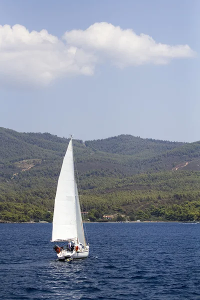 Греческий пейзаж с лодкой — стоковое фото