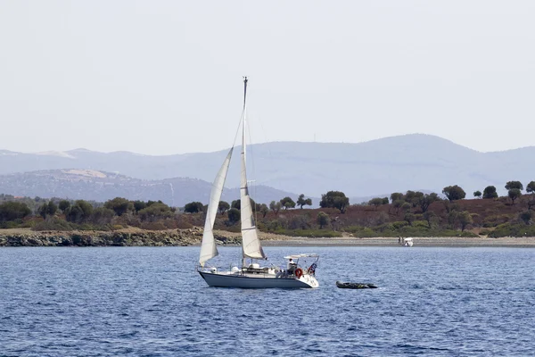 Griekse landschap met boten — Stockfoto