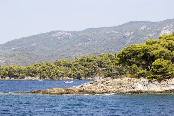 물, 나무와 산 그리스 풍경 — 스톡 사진