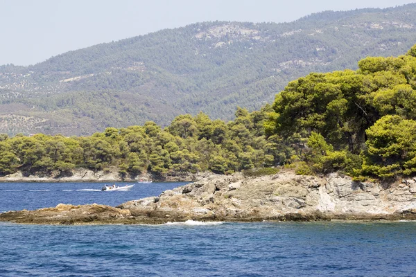 Грецький пейзаж з водою, дерев і гір — стокове фото