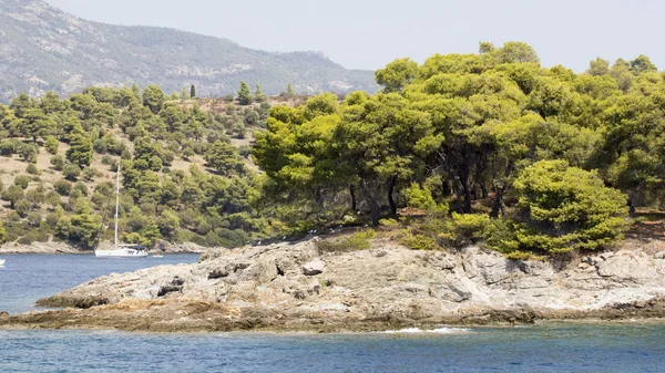 Grekisk landskap med vatten, träd och berg — Stockfoto