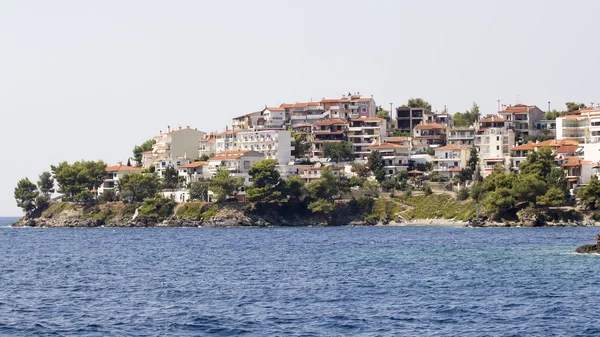 Paisagem grega com mar e resorts — Fotografia de Stock