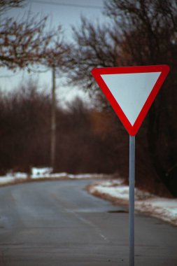 Yol tabelası dur ve boş yol