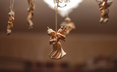 Arplı bir melek figürü.