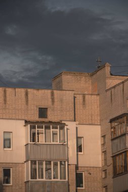 Pencereden yüksek binalar