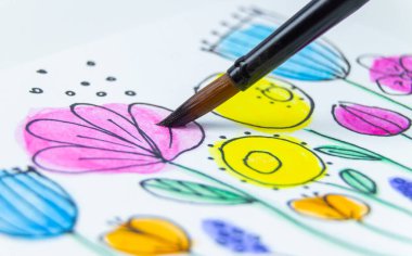 Şekil çok renkli kalemler içeriyor.