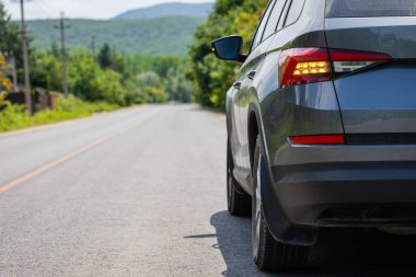 Araba asfalt yolda gidiyor, kırsal alanda..