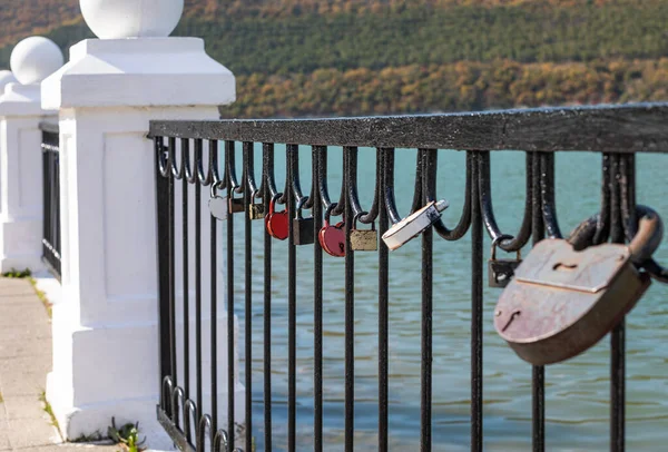 Rotes Liebesschloss am Geländer der Brücke angebracht — Stockfoto