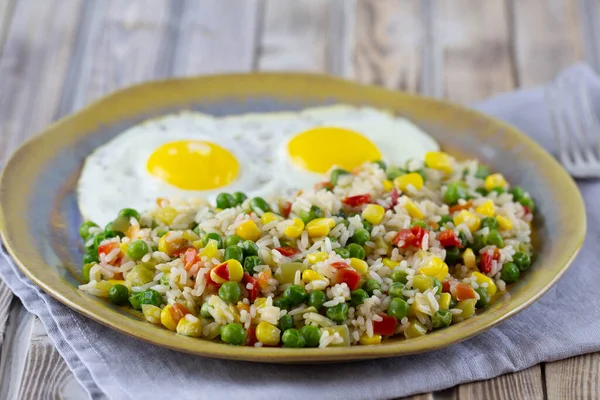 Tabakta pirinç ve yumurta olan sebzeler..