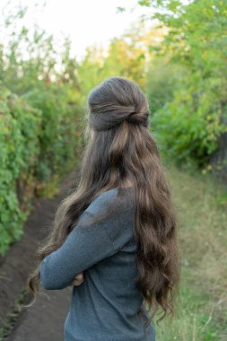 Sonbahar parkında tatlı, şehvetli ve şık bir kadın. Sonbahar gelini saç stili. Uzun kıvırcık saçlı esmer kız ormanda dinleniyor. Özgürlük kavramı, boho tarzı kıyafetlerle. Günbatımı hippisi. 