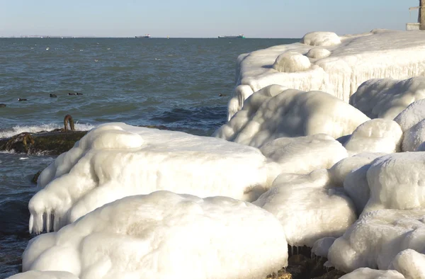 Meren rannikko jäässä — kuvapankkivalokuva