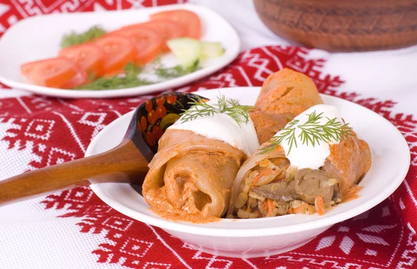 Rollos de col rellenos con arroz y champiñones Imágenes De Stock Sin Royalties Gratis