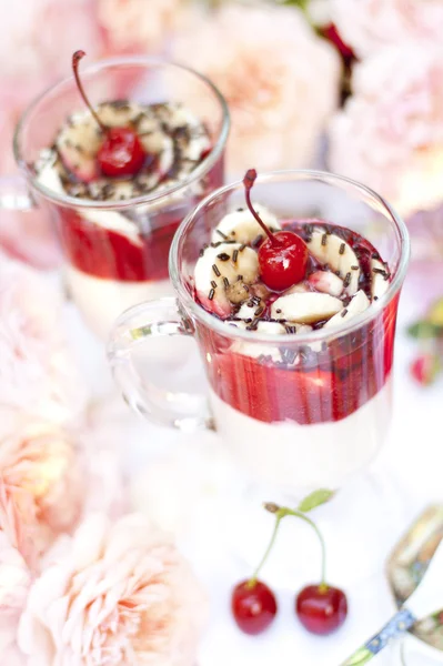 Dessert med ett körsbär i glas koppar — Stockfoto