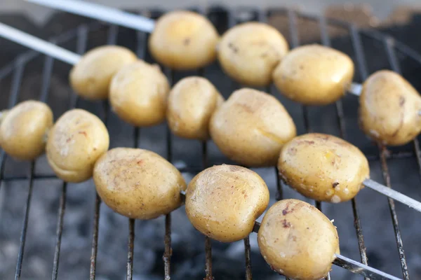 Jonge aardappelen op de grill — Stockfoto