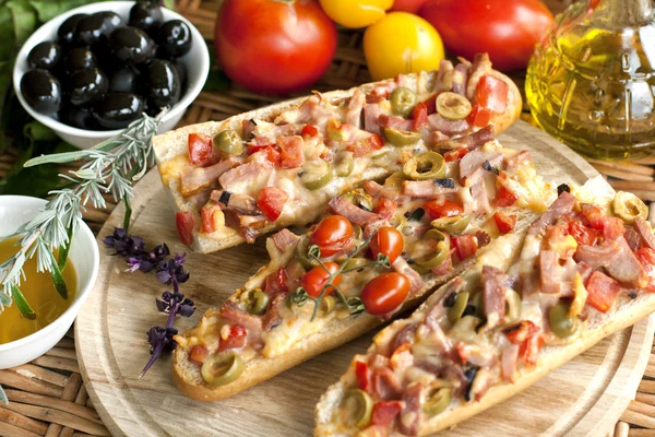 Sandwiches calientes con queso, carne y verduras — Foto de Stock