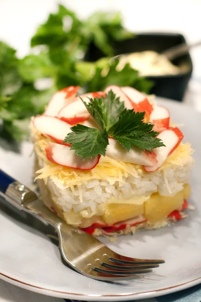 Ensalada con palitos de cangrejo y piña — Foto de Stock