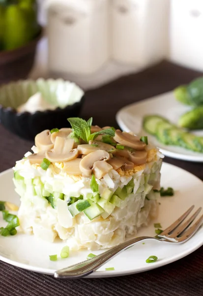 Salat mit Gemüse und Eiern, kreisförmig ausgelegt — Stockfoto