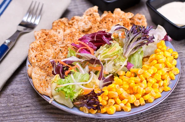 Hühnersalat mit gemischtem grünen und süßen Mais — Stockfoto