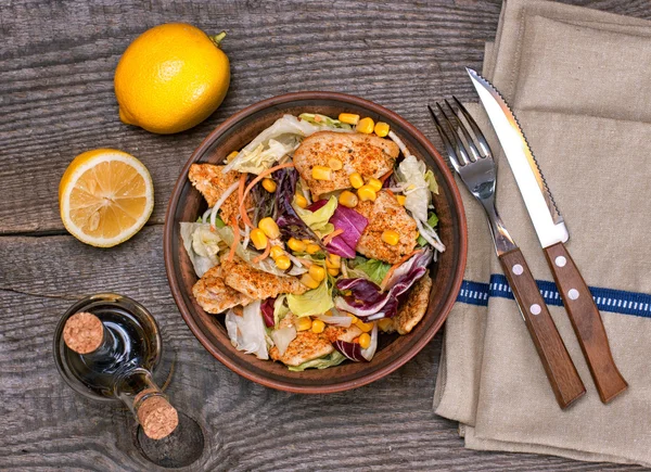 Insalata di pollo con mais dolce e mix verde, vista dall'alto — Foto Stock