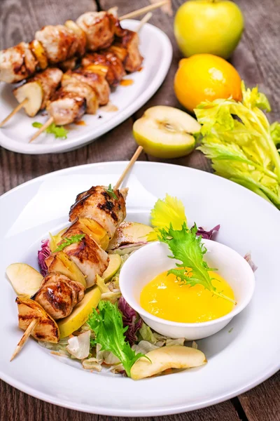 Skewers of chicken fillet with apples — Stock Photo, Image