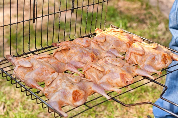 Raw marinated quail on the grill — Stock Photo, Image
