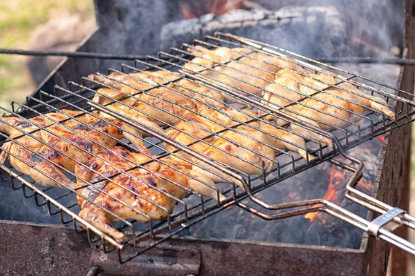 Klargjøring av vaktler på grillen – stockfoto