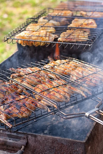 Preparation of marinated quail on the grill — Stock Photo, Image