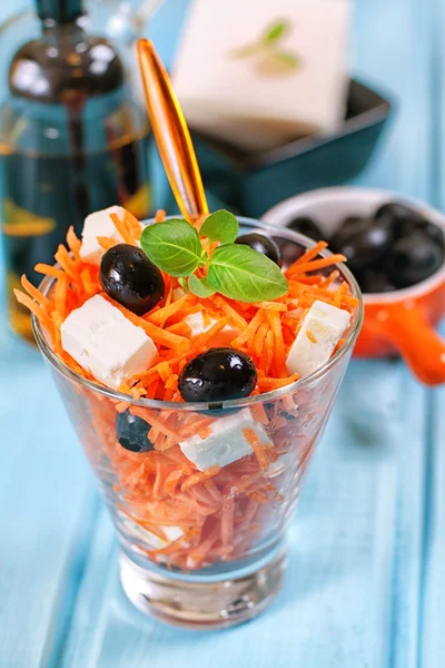 Carrot, feta cheese and black olives salad — Stock Photo, Image
