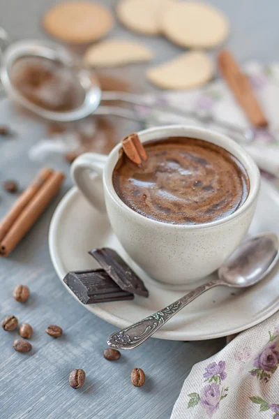 杯加肉桂粉和巧克力的咖啡 — 图库照片