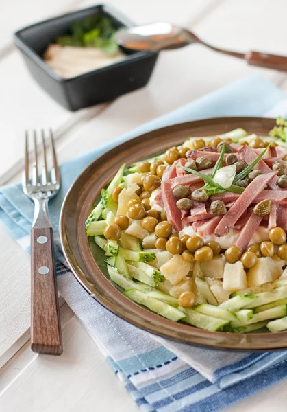 Polnischer Salat mit Gemüse und Kapern — Stockfoto