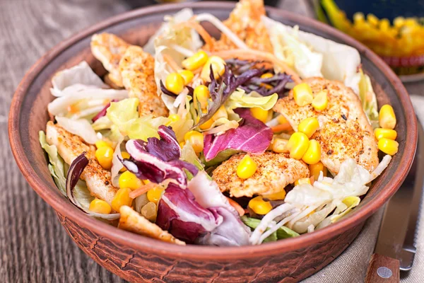 Salat mit gebratenem Hühnerfilet und Gemüse — Stockfoto