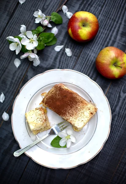 Яблочный пирог с кремом — стоковое фото