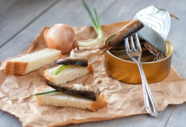 Sprats in can and bread — Stock Photo, Image