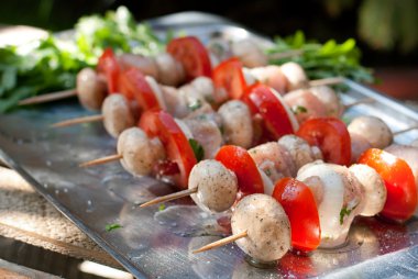 soğan, domates ve champignon çiğ tavuk kebap