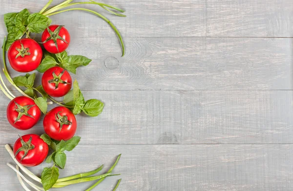 Fondo alimentario con tomates y albahaca — Foto de Stock