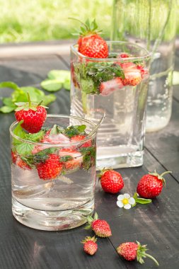 Mojito çilek kokteyli